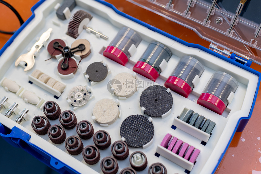 小型钻机装有一套不同的研磨和剪切配件的小型钻机光盘手工业制造图片