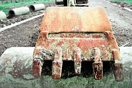 重的具体反铲在混凝土管挖机上停车地正在建设之中图片