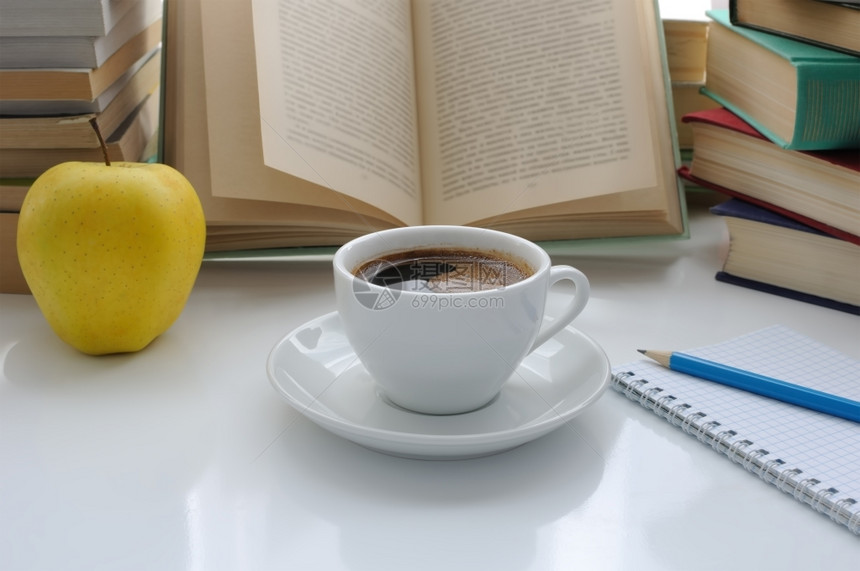 咖啡因纸学生用笔记本和铅在一张书桌上杯咖啡和个苹果图片