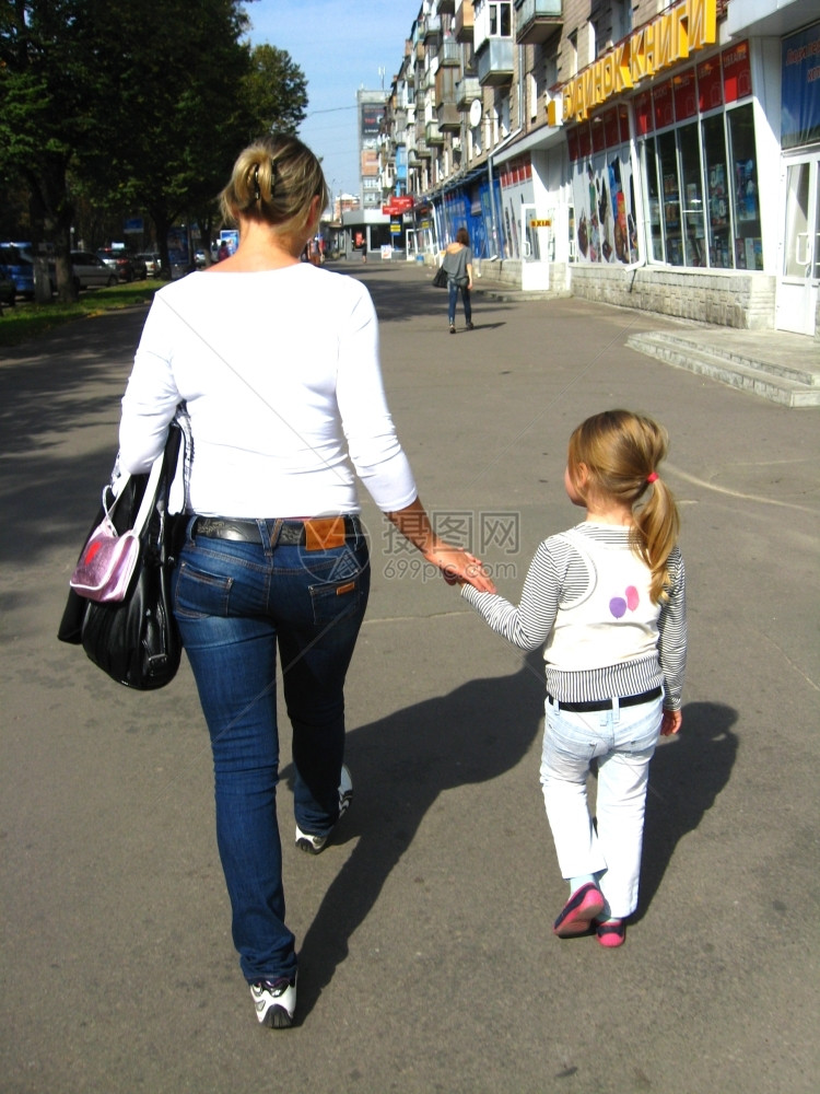 白种人步母亲和女儿在城市中的景象朋友图片