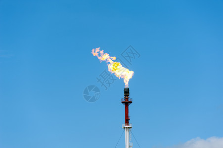 蓝色天空背景的火炬燃气烧空甲烷炽盛高清图片