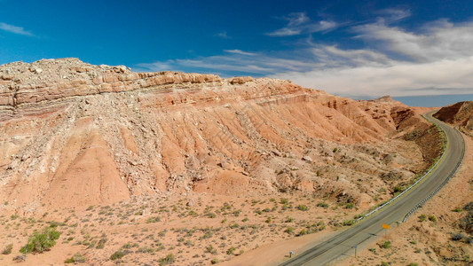 羚羊谷高速公路沙漠夏季横跨美丽的峡谷公路空中观察多于设计图片