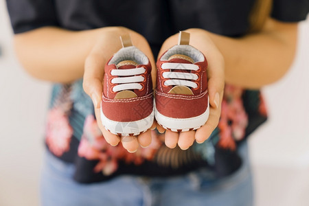 等待与小鞋手妇女一起的新生儿概念母亲愉快图片