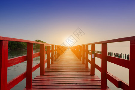晴天场景码头清晨海日出背的长桥海图片