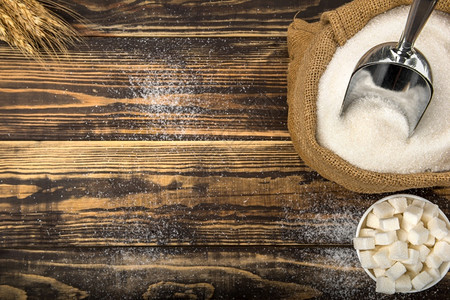 饮食精制白糖在袋中碗木制桌子上正方形图片