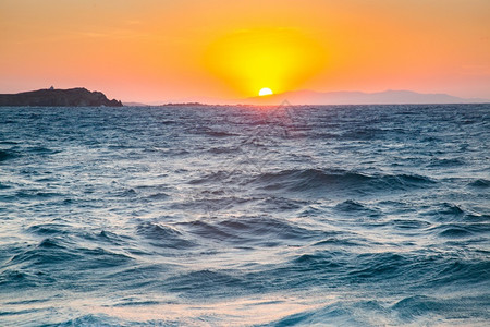太阳美丽日落夏季假背景的海浪季节图片