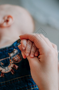 人们家庭感情母亲和婴儿的手紧妈母亲和婴儿的手紧图片