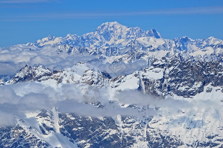 风景悬崖天空横越瑞士阿尔卑斯山图片