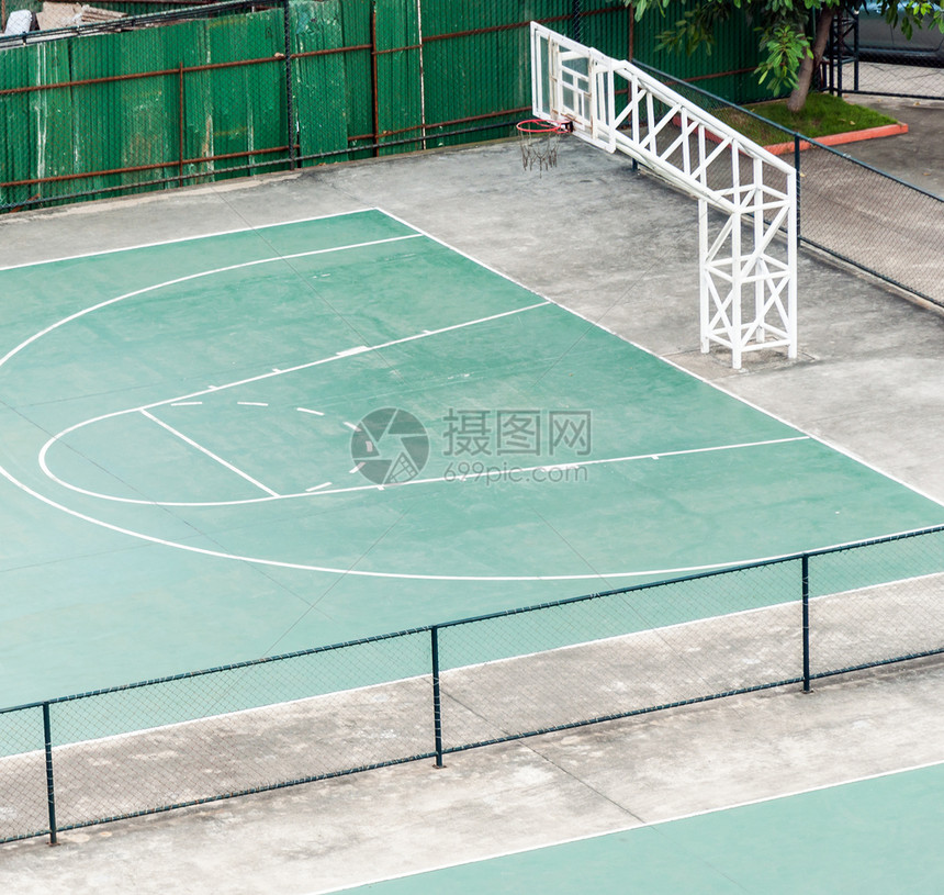 练习户外大型学校附近的旧篮球场地面图片