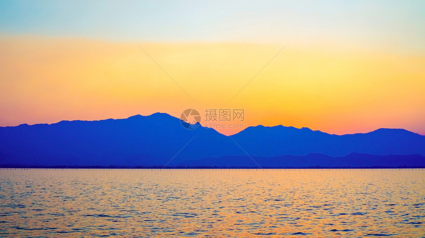 颜色天空菲考湖上美丽的日落景色之风优美图片