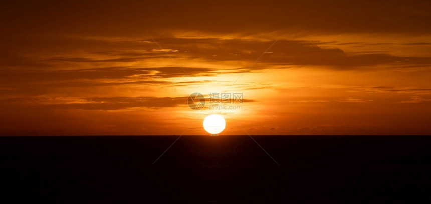日落在海面或光亮的日出橙浪景观图片