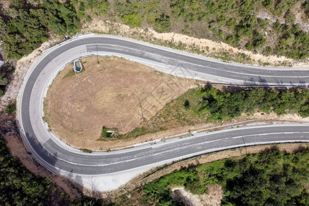 高山口低谷绿松林蜿蜒道路鸟瞰图高品质照片山口低谷绿松林蜿蜒道路鸟瞰图质量人们蛇纹石背景图片