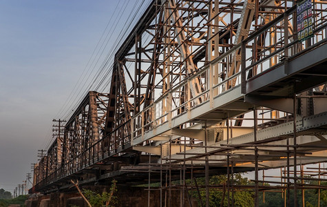 向前建筑学车站黑桥或朗邦铁路上的旧轨迹位于兰邦泰德的河边铁路桥上选择重点背景图片