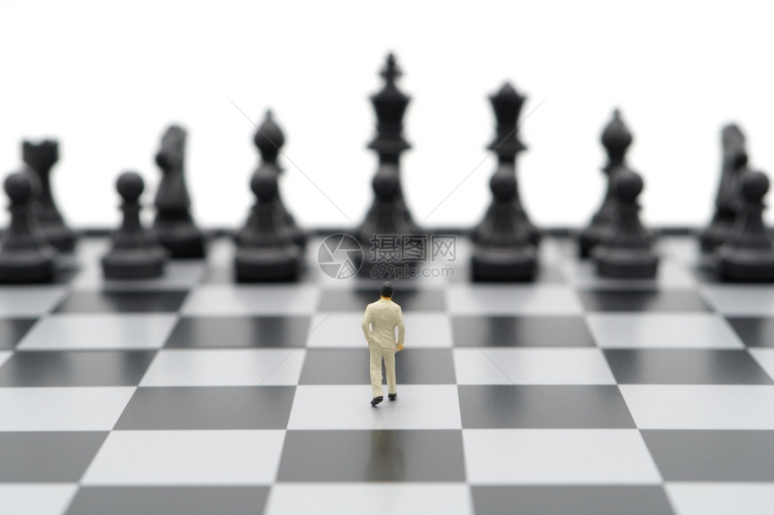 力量微型商人站在棋盘上的背面有一个象棋片作为背景商业概念并有复制空间成功的骑士图片