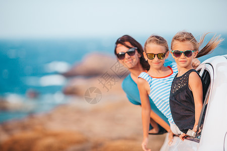 肖像家庭度假暑和汽车旅行概念家庭度假旅行汽车暑和旅行概念夏天女孩图片