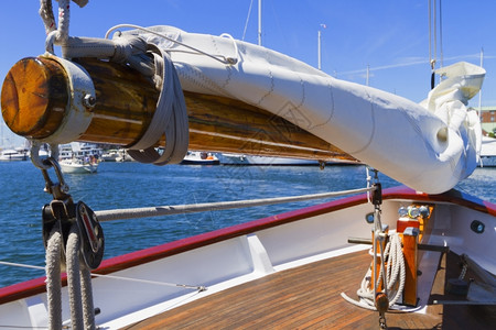 私人帆船游艇的吊杆帆和操纵风景划船天户外图片