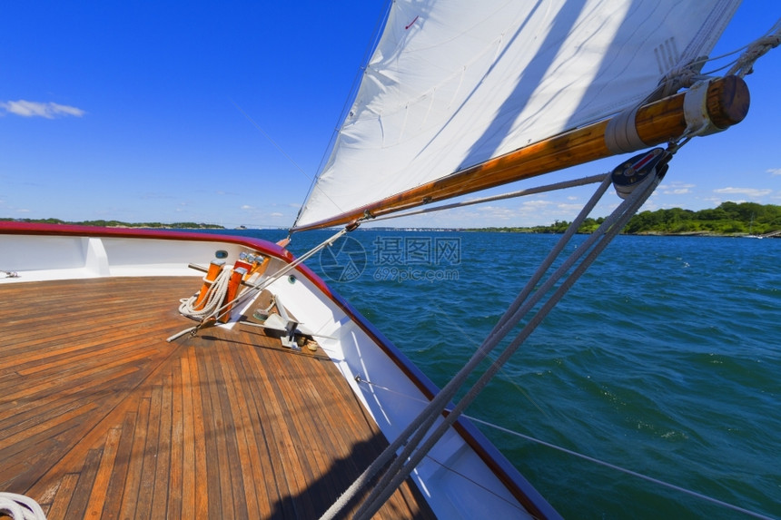 私人帆船游艇的吊杆帆和操纵风景停泊海洋绳索图片