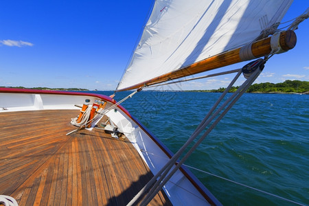 私人帆船游艇的吊杆帆和操纵风景停泊海洋绳索图片