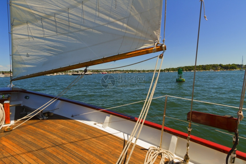 桅杆私人帆船游艇的吊杆帆和操纵风景运动弓图片