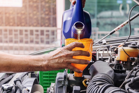 引擎维护填汽车机械工正在发动汽车工业和库概念中增加石油图片