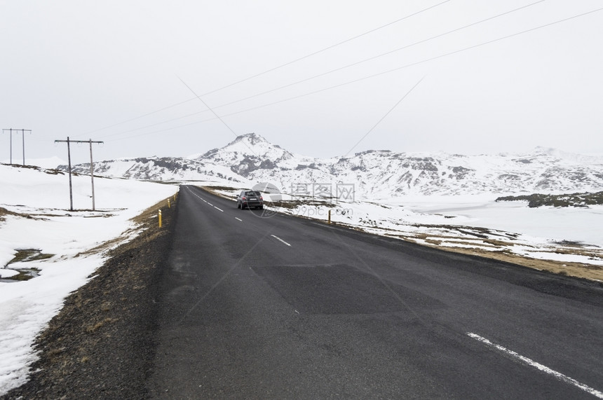 通往斯内弗勒岛冰地的公路冬天有山陨石坑风景优美白色的图片