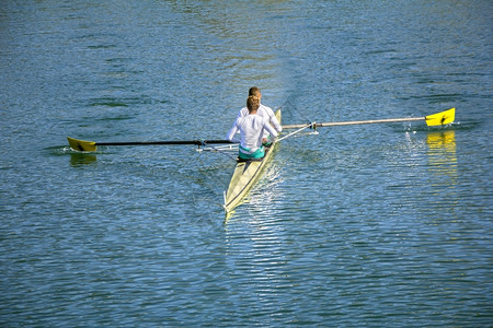 两人乘船在宁静的湖上划船户外运动的肌肉图片