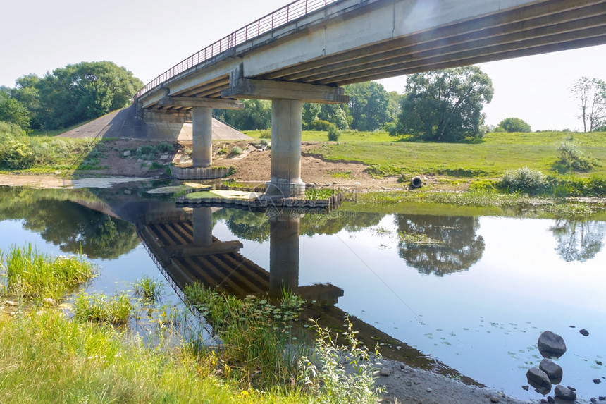 河桥小上的公路桥小河上的公路桥水景观建筑学图片