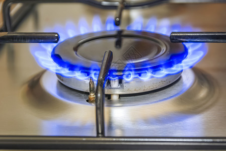 火炉近视厨房炊具配有蓝火烧烤和煤气能源概念器具金属图片
