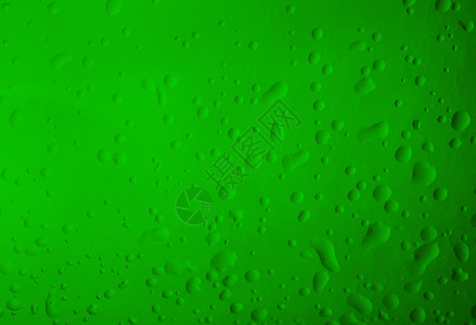 绿色瓶子的胶水滴在绿瓶上封合作为背景雨喝新鲜的图片