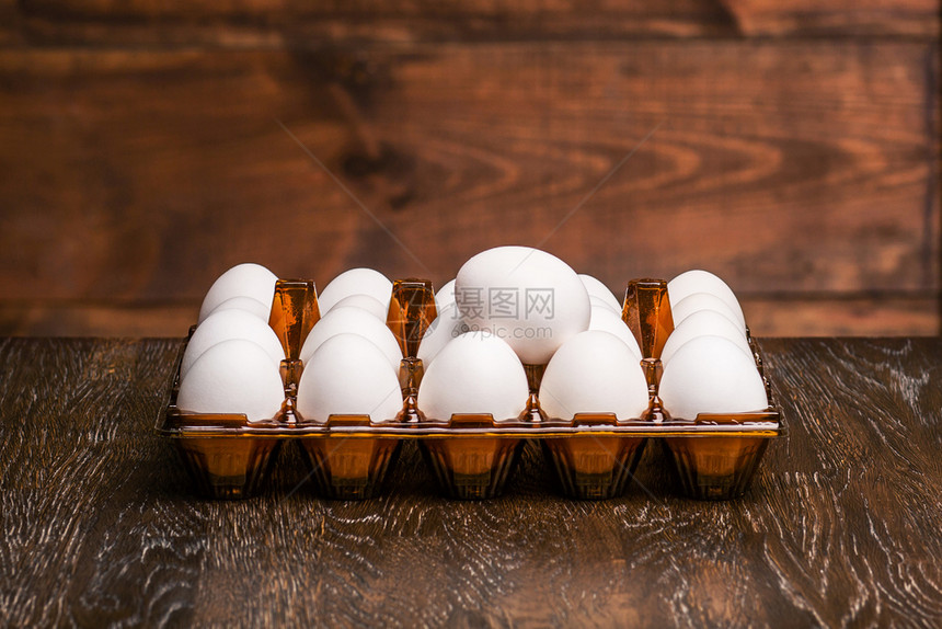 包中一个裹的白蛋在包一个木制餐桌的白蛋团体形象动物图片
