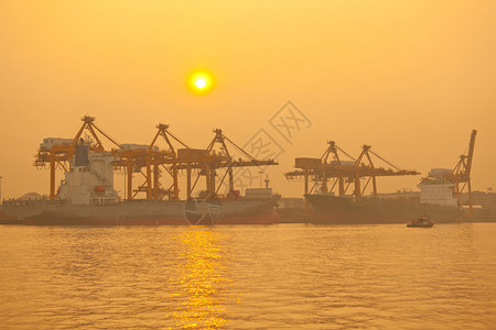 太阳行业早晨泰国曼谷日落时工业航运港泰国曼谷图片