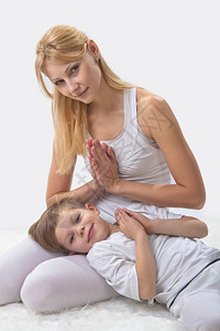 家成人坐母亲和儿子睡前做瑜伽图片