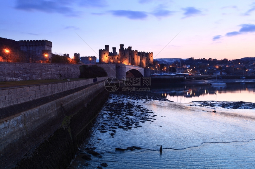浪潮美丽吸引力联合王国北威尔士黄昏时的Conwy城堡图片