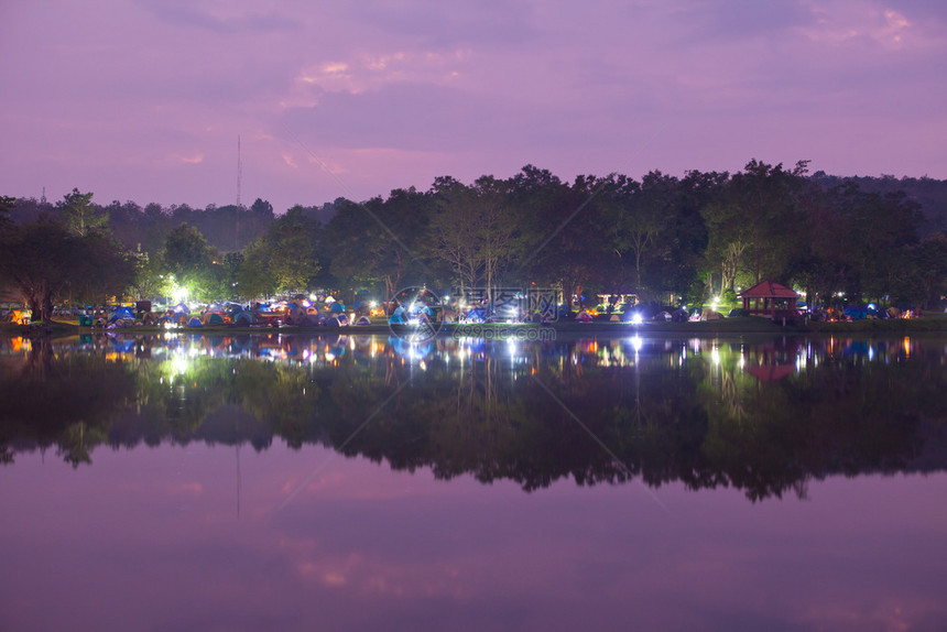 风景优美晚上在湖边的旅游营乡村太阳图片