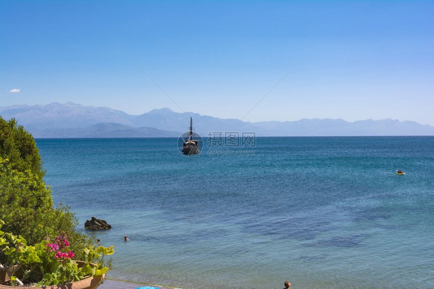 航程享受PETALIDIGREECEGREECEAUGUT13207年8月3日在希腊佩塔里迪村的Petalidi老帆船上出海旅行图片