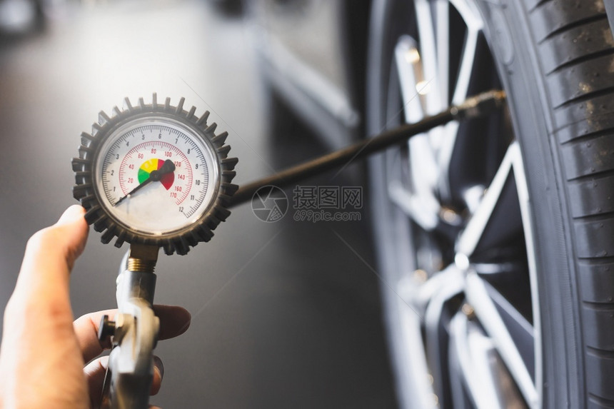 检查测量数充气橡胶轮胎汽车特写手持机充气压力表用于汽车轮胎压力测量汽车膨胀查看男人图片