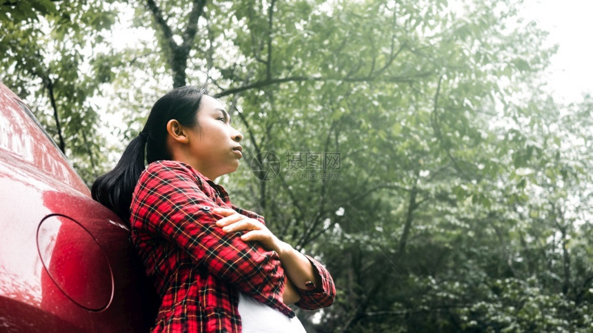 青年旅行妇女在自然公园享受生活在汽车外面的站着享受自然环境的年轻旅行妇女乘车交通和幸福概念春天夏户外图片