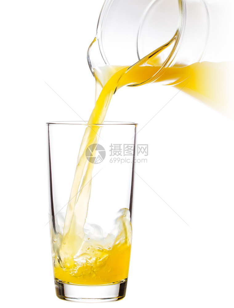 浇注橙汁倒入一个空杯子用白色背景隔开的杯子橙汁倒入一个空杯子颜色多汁的图片