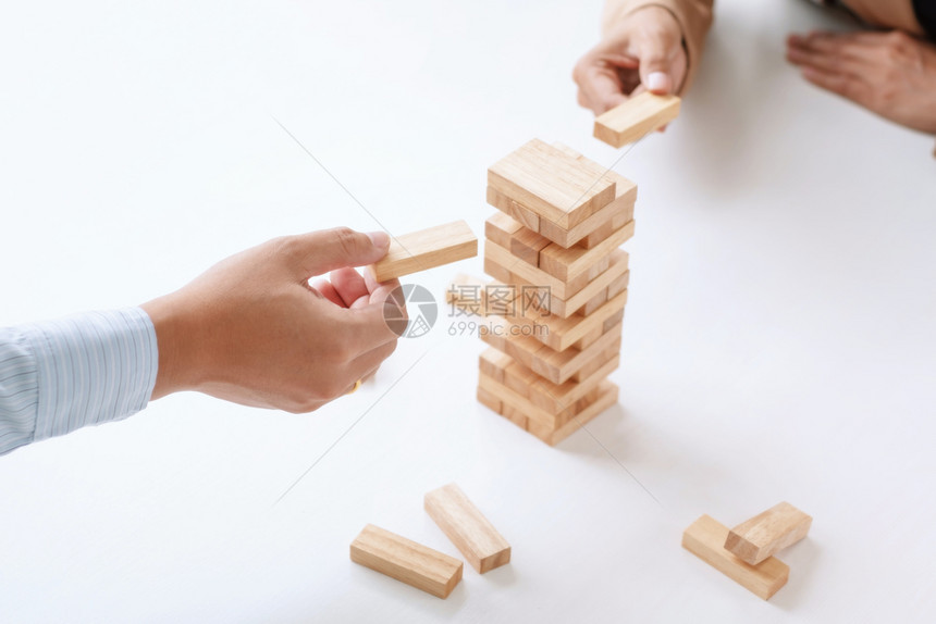 经济的商业界人士把砖块堆在一起战略和解决方案的概念和战略与解决办法概念不稳定赌图片