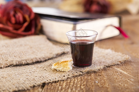红酒面包和圣经杯在木制桌板上加红酒面包和圣经复活节天主教叉图片