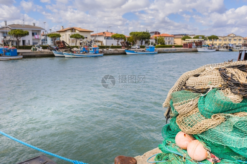 鱼木制的渔网背景中船亚得里海图片