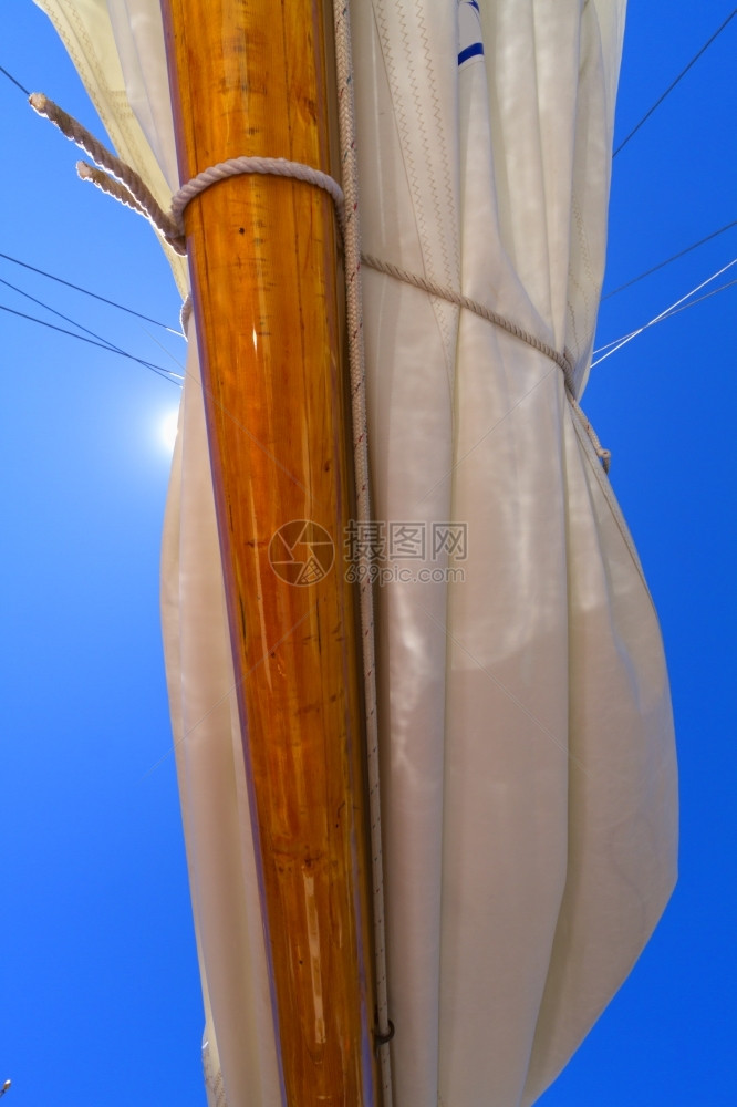 划船私人帆游艇的吊杆帆和操纵风景娱乐私人的图片