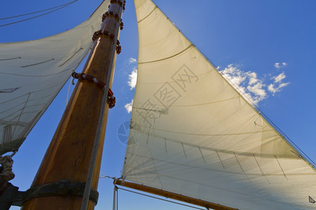 运输私人帆船游艇的吊杆帆和操纵风景船赛天图片