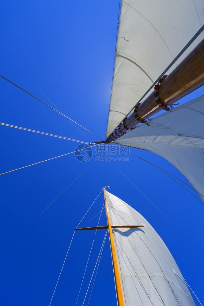 私人帆船游艇的吊杆帆和操纵风景海上蓝色的夏天图片
