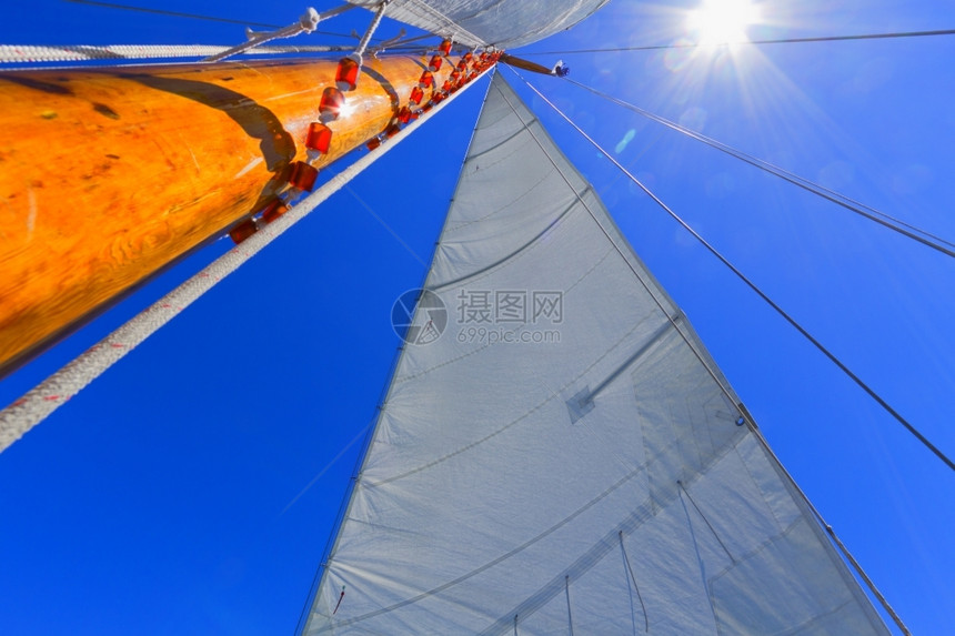 运输电缆私人帆船游艇的吊杆帆和操纵风景索具图片