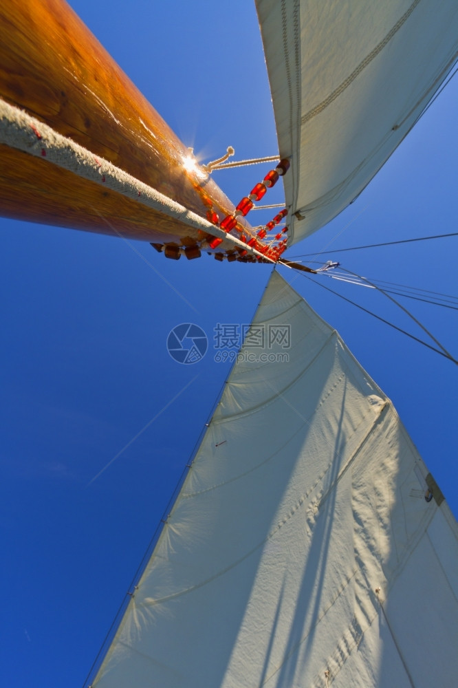 旅行娱乐划船私人帆游艇的吊杆帆和操纵风景图片