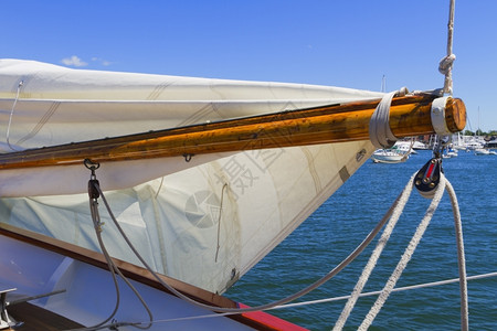 航海的上私人帆船游艇的吊杆帆和操纵风景图片