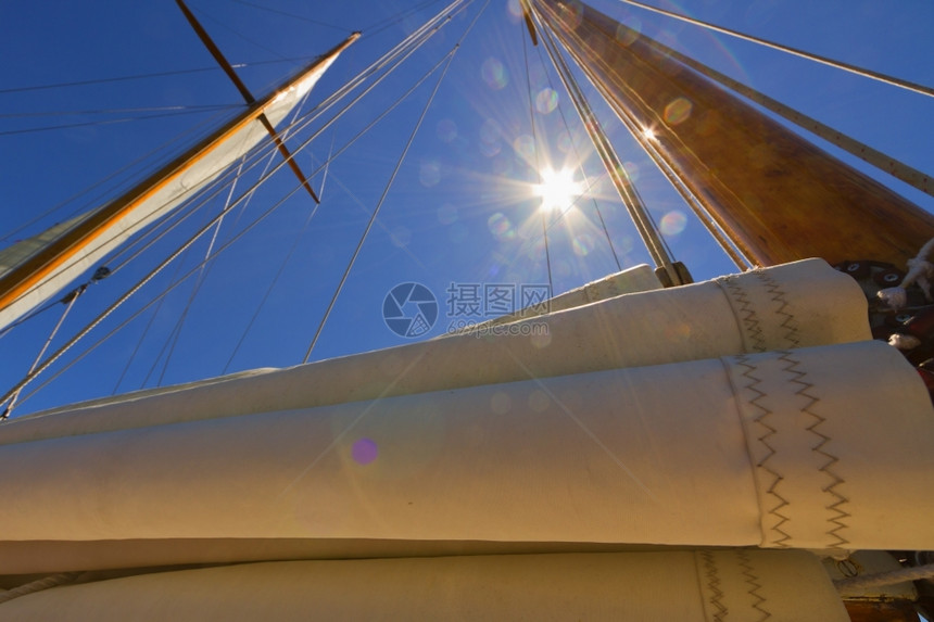 美丽奥尔洛夫结构体私人帆船游艇的吊杆帆和操纵风景图片