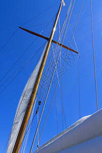 私人帆船游艇的吊杆帆和操纵风景结构体闲暇旅行图片