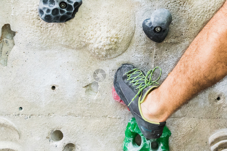 运动男人锻炼一个在室内造墙壁上攀岩活生方式和巨石概念的形成图片